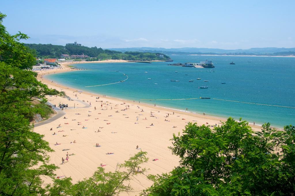 Playa del Sardinero en Santander, paseo marítimo con edificios de principios de siglo XX