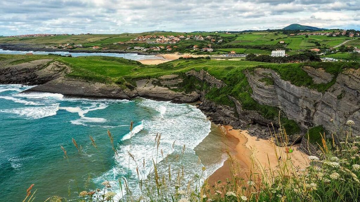 Costa cántabra con acantilados y playa, vista amplia que transmita variedad de paisaje