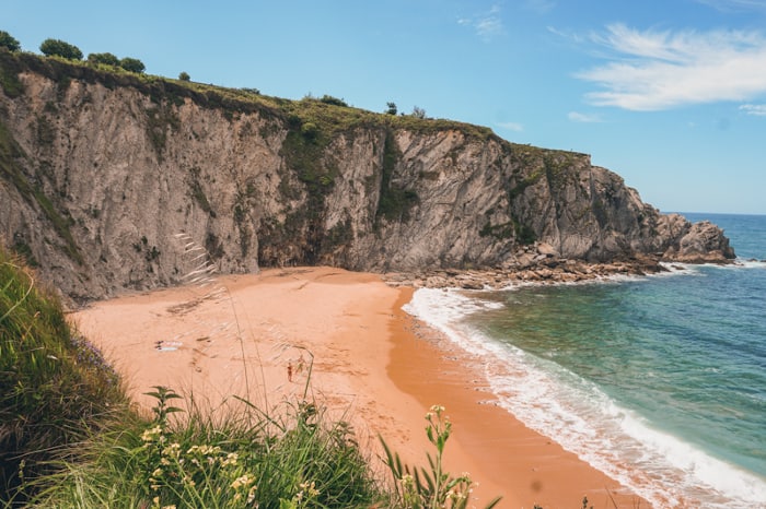 La Arnía o Covachos, Costa Quebrada: acantilados, islote y aguas tranquilas