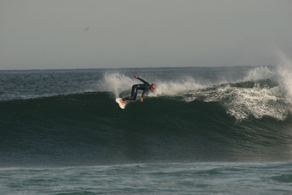 Surfista en Somo o Loredo, bahía de Santander