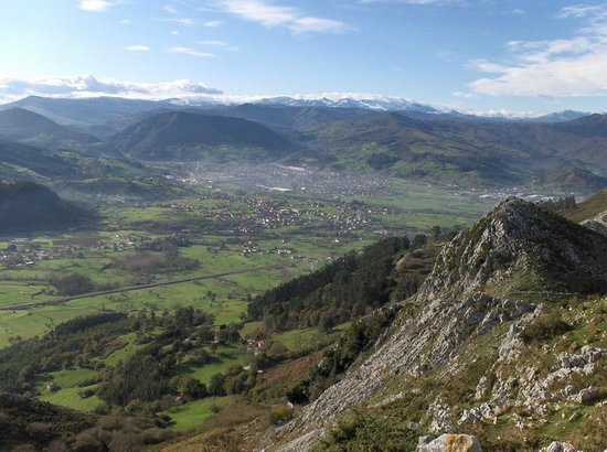 Vista general de Los Corrales de Buelna o del valle del Besaya en un día despejado de verano