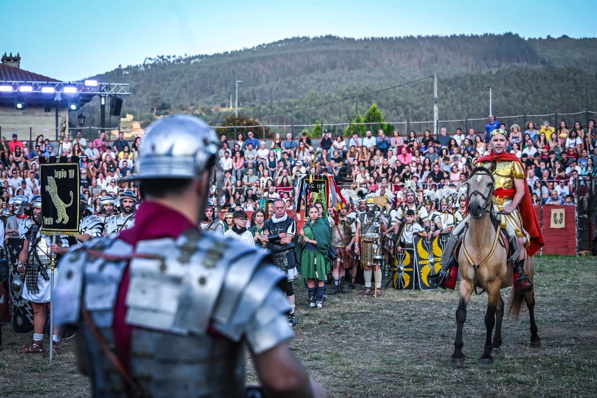 Recreación de un combate entre romanos y cántabros en el recinto ferial, con público alrededor