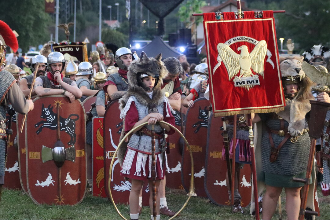 Campamento romano montado en el recinto ferial de Los Corrales de Buelna, con tiendas y puestos de artesanía