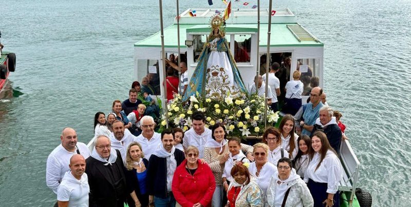Procesión marítima con barcos cruzando la bahía de Santander durante una fiesta patronal