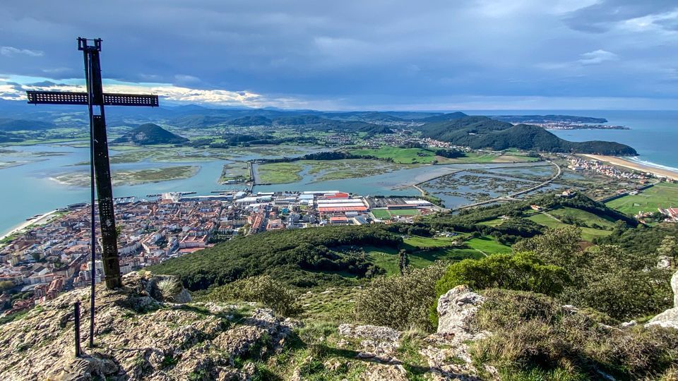 Acantilados de Monte Buciero junto al Faro del Caballo, en Santoña, camino de la Cruz del Buciero