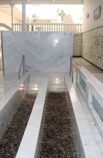 Interior del Templo del Agua del Balneario Las Caldas de Besaya, sauna y duchas de contraste, ambiente sereno de mediodia