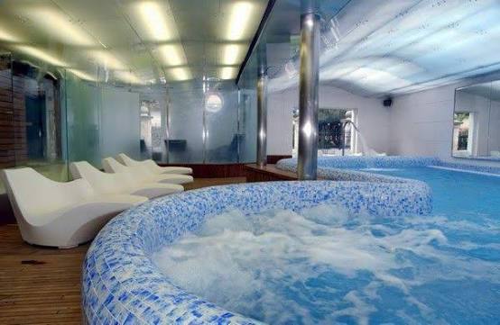 Centro de talasoterapia del Eurostars Hotel Real en Santander, piscina de agua de mar con vistas a la bahia al atardecer