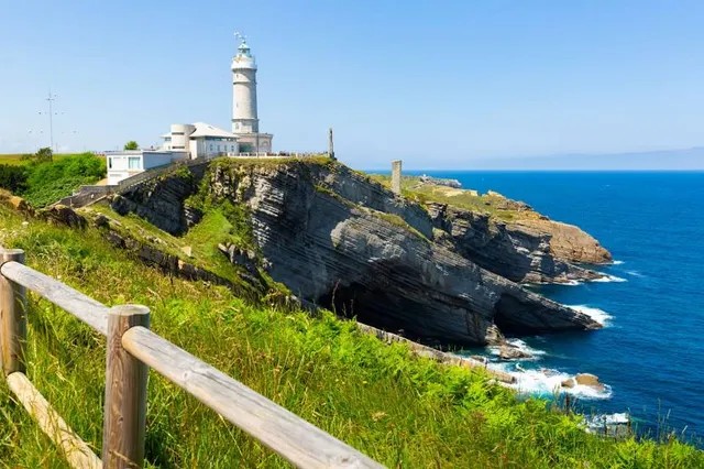 Faro de Cabo Mayor en Santander, torre blanca sobre el acantilado de El Sardinero