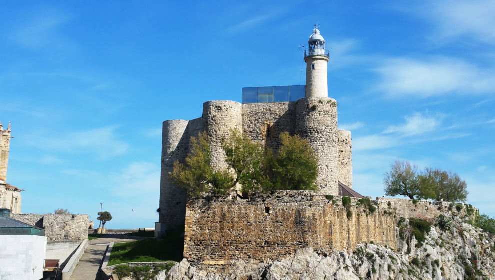 Castillo-faro de Santa Ana en Castro Urdiales integrado en la muralla medieval, vista desde el puerto pesquero