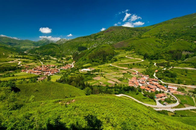 Valle de Cabuérniga o entorno de Bárcena Mayor, robles y hayas en tonos de principios de otoño, vista panorámica.