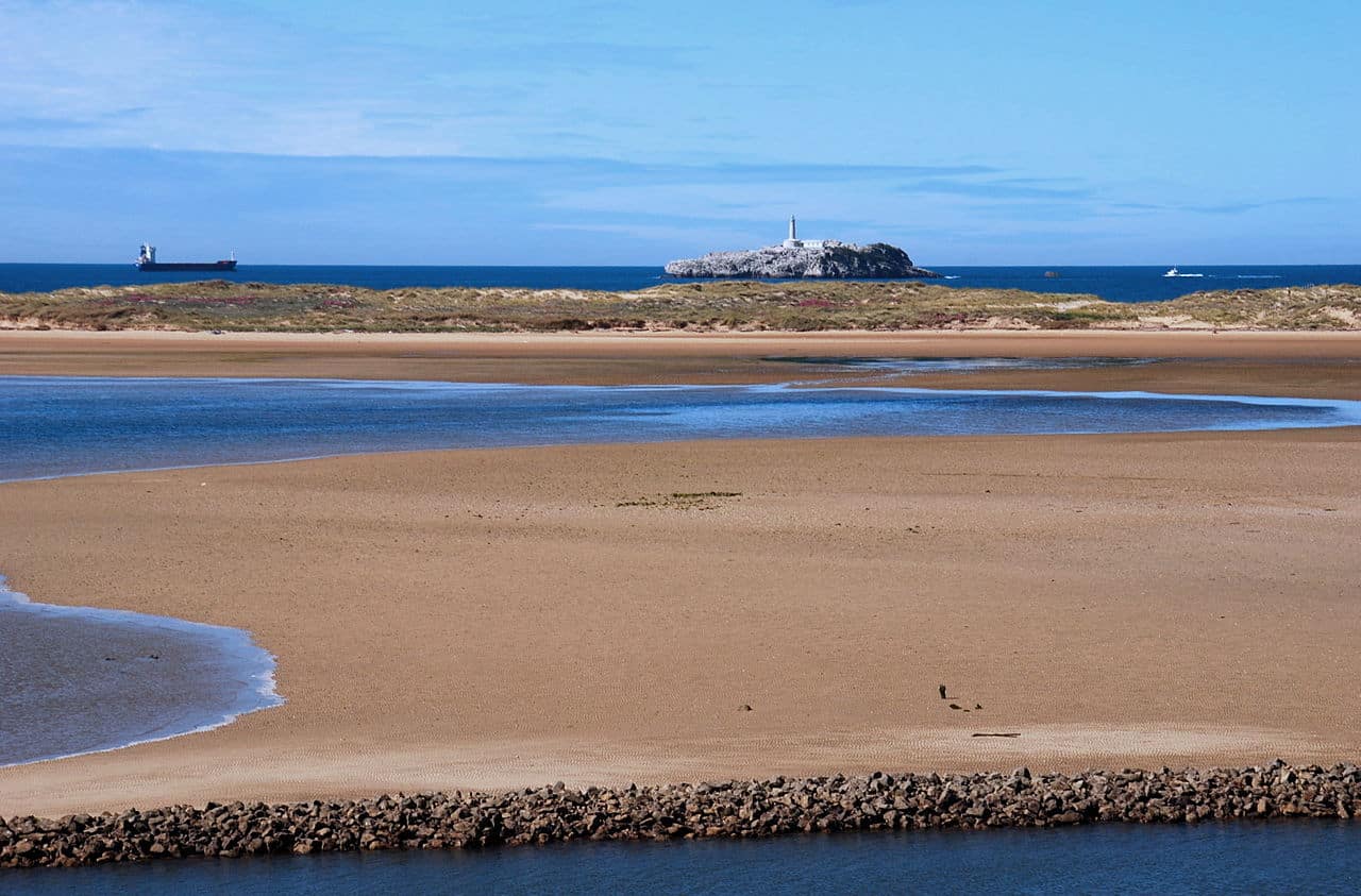 Dunas bajas junto al estuario del Miera con vegetación de fijación de arena, luz de mañana