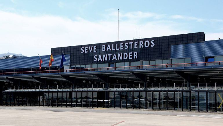 Terminal de salidas del aeropuerto Seve Ballesteros de Santander con un avión en pista