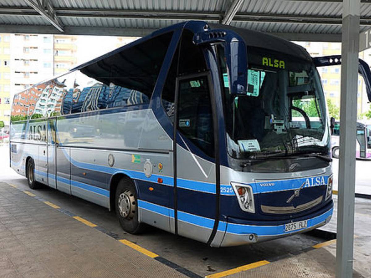 Autobús de línea regional en carretera de la costa cántabra, parada rural