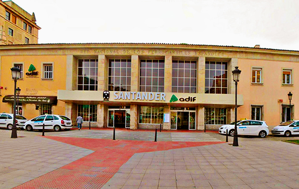Fachada o andén de la estación de tren de Santander