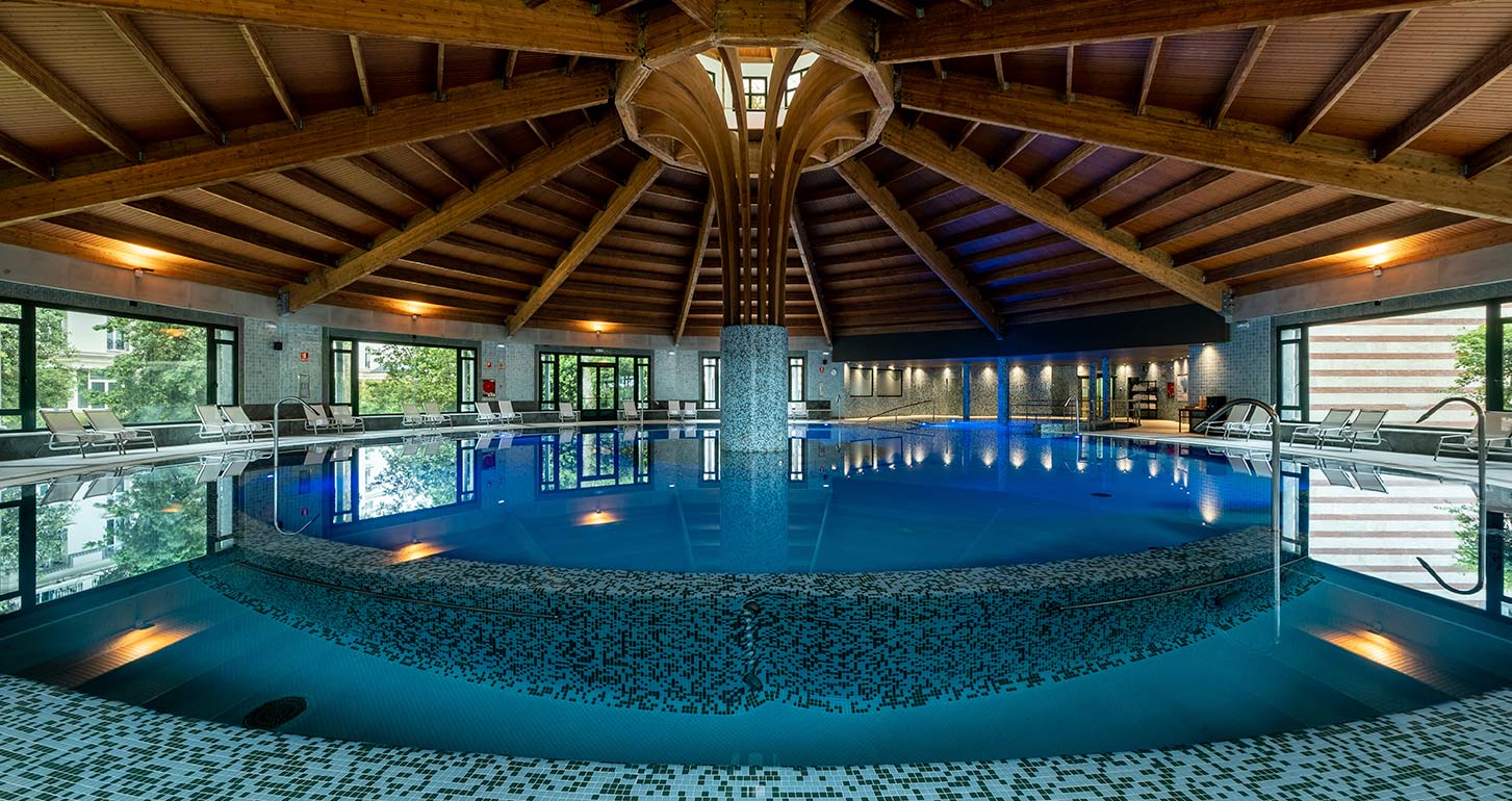 Piscina termal interior de Castilla Termal Solares, edificio Belle Époque