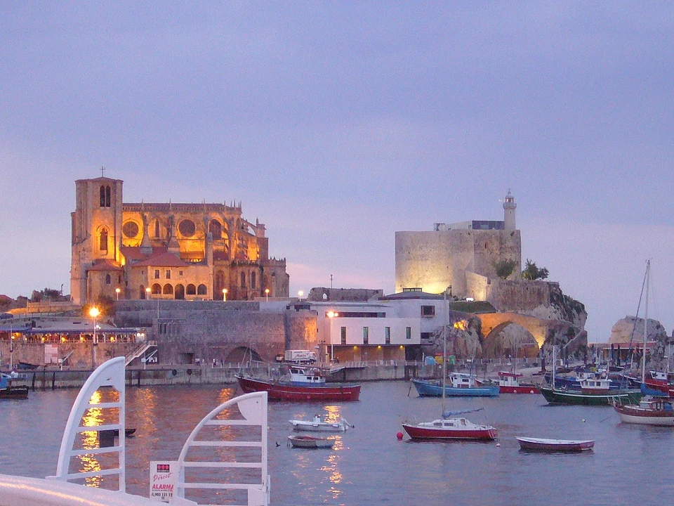 Castillo-faro de Santa Ana en Castro-Urdiales al atardecer, con el puente medieval en primer plano
