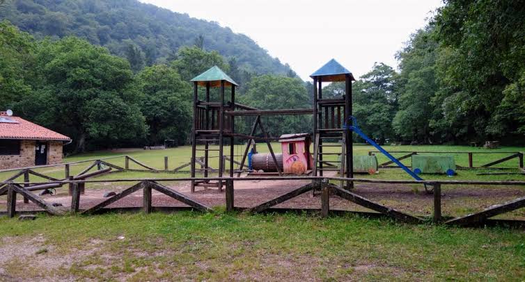 Mesas y barbacoas junto al río Bayones en el área recreativa Casa del Monte, Ucieda, rodeadas de bosque