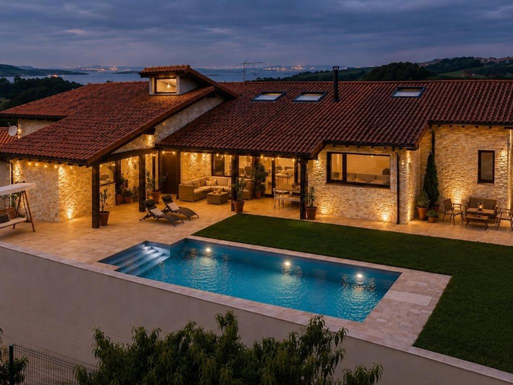 Piscina privada de una villa en Cantabria, primer plano del vaso de agua en calma junto al vallado de seguridad perimetral