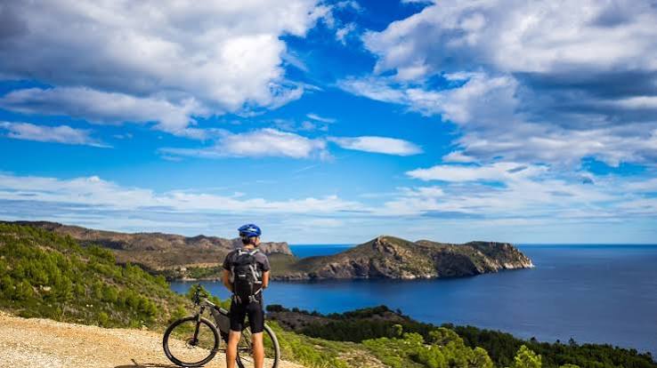 Ruta de senderismo o bicicleta por costa cántabra con vistas al mar