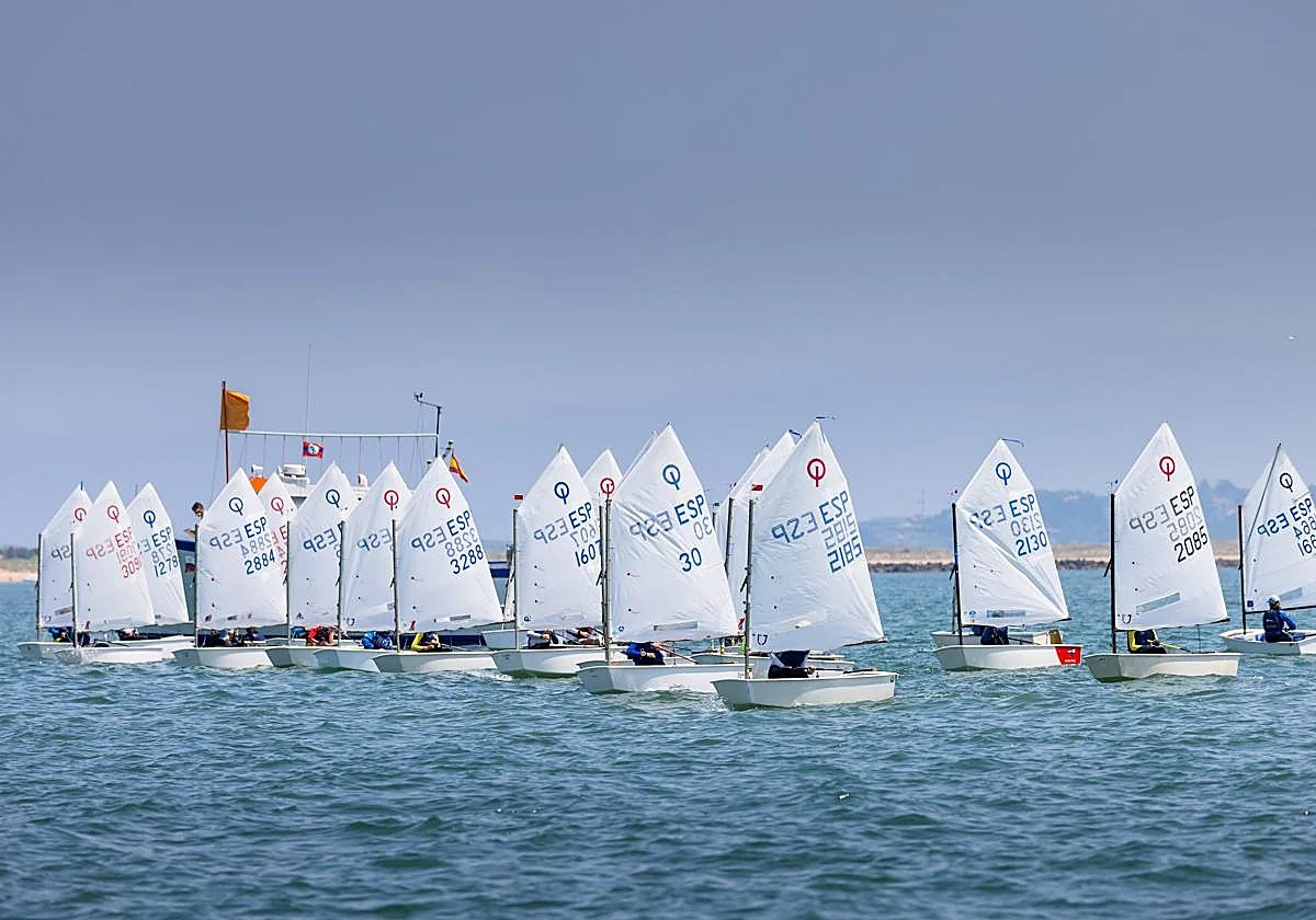 Instructor y alumnos a bordo de un velero de la escuela Bahía Sailing navegando en la bahía de Santander