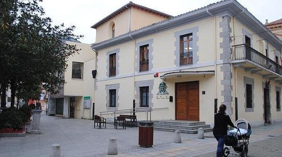 Fachada del Teatro Casino Liceo de Santoña, edificio histórico de fachada clásica