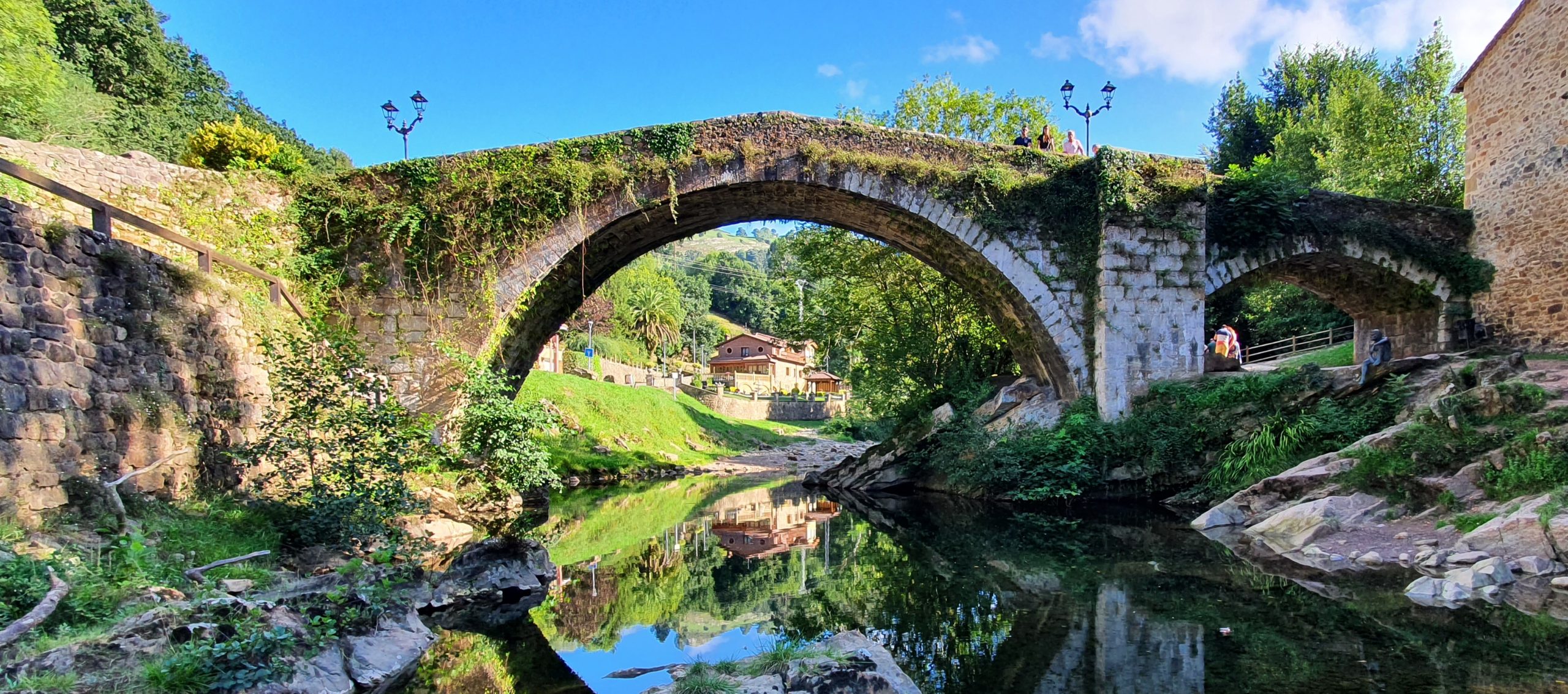 Puente Mayor de Liérganes sobre el río Miera con la estatua del Hombre Pez