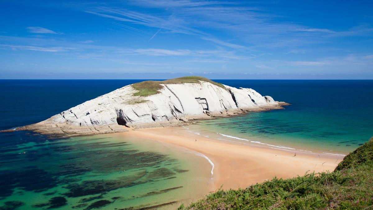 Tómbolo de arena de la playa de Covachos conectando con la Isla del Castro en marea baja