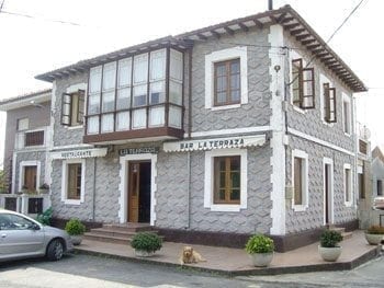 Fachada exterior del Bar Restaurante La Terraza en Güemes, Bareyo, con la entrada y el cartel del negocio
