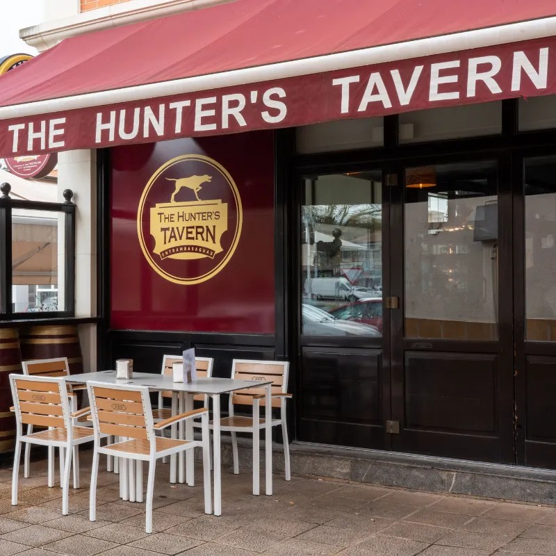 Fachada y terraza de The Hunter's Tavern en Entrambasaguas, Cantabria