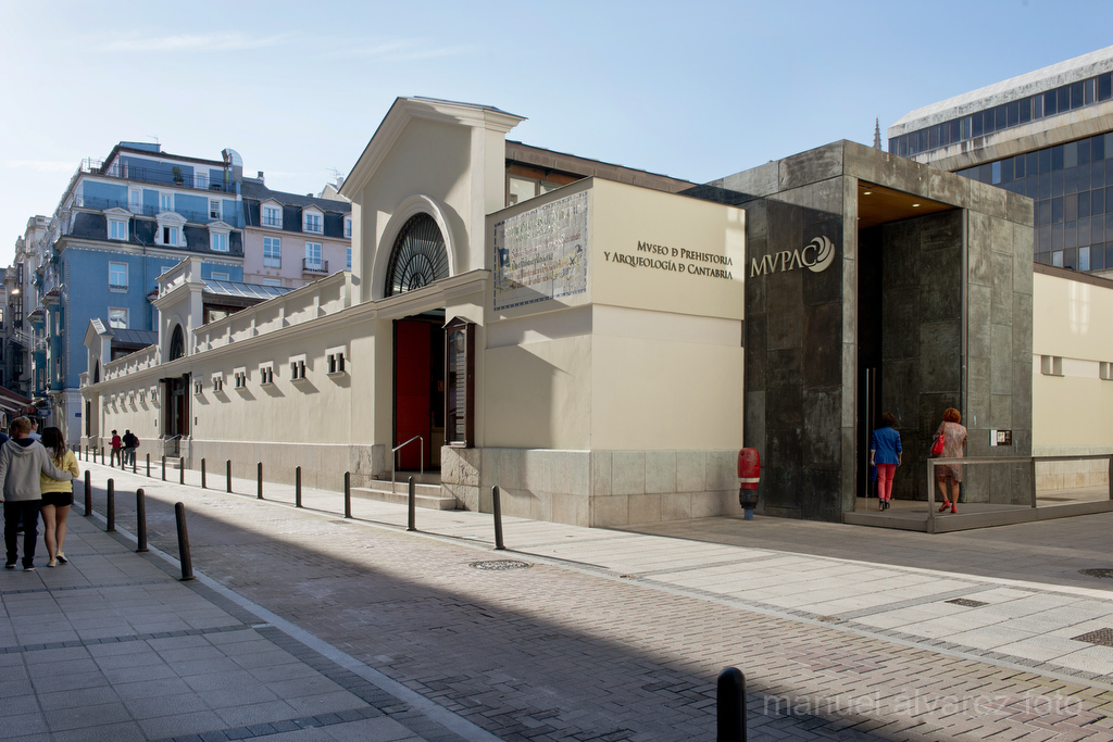 Edificio del antiguo Mercado del Este de Santander, sede del MUPAC, fachada de piedra con arcos