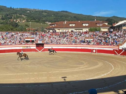 La plaza de toros de La Nogalera en Ampuero, punto de salida y llegada del recorrido de ida y vuelta de los encierros.