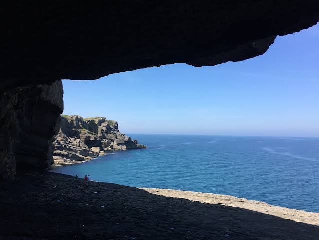 La Ojerada en Cabo de Ajo: formación rocosa horadada por el mar, vista desde el sendero de acceso.