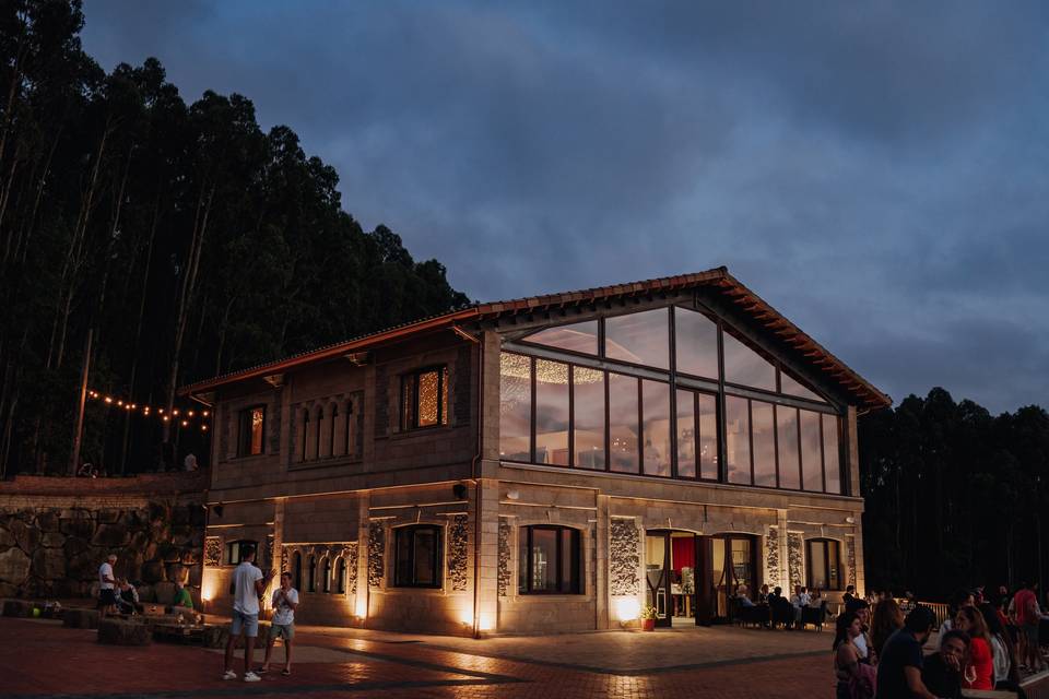 Terraza de Bodega Bahía de Santander con vistas a la bahía de Santander