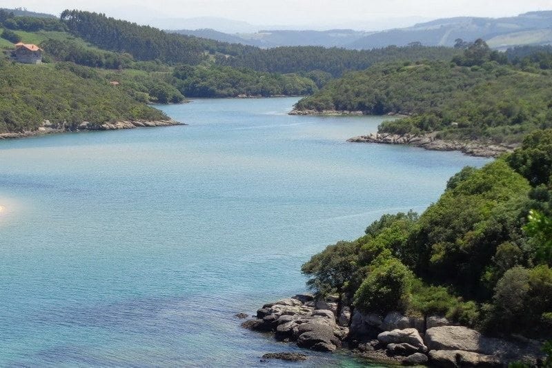 Panorámica desde el Mirador del Alto de Ajo con la Ría de Ajo y la costa al fondo.
