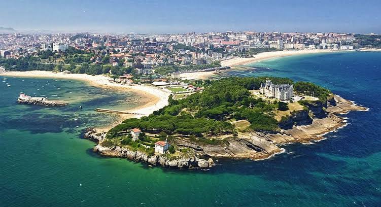 Vista aérea de la bahía de Santander con la ciudad y el mar Cantábrico al fondo, luz de mañana