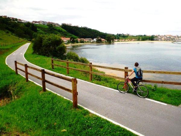 Vista general del paseo marítimo de Noja con la Ría de Joyel al fondo, punto de partida de las rutas en bicicleta