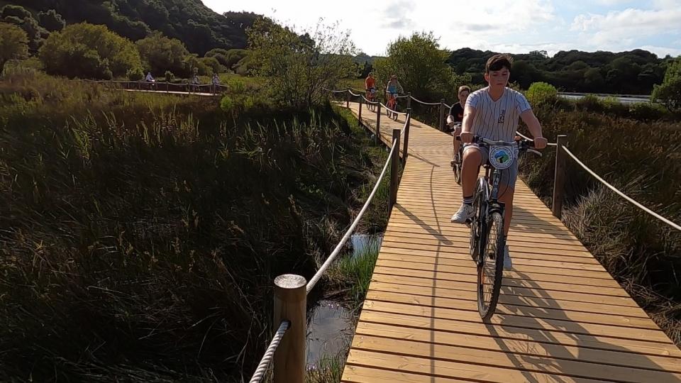 Bicicletas de montaña alineadas para alquiler en el paseo marítimo de Noja