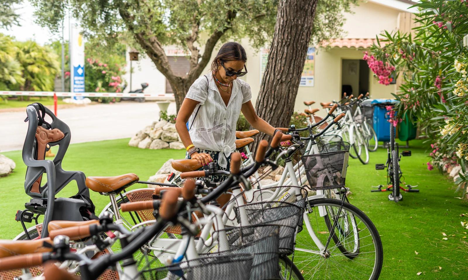 Zona de bicicletas de alquiler en el camping Playa Joyel, junto a la arena de Ris