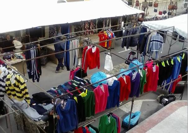 Mercadillo de Colindres con varios puestos de fruta, verdura y flores en el centro del pueblo.