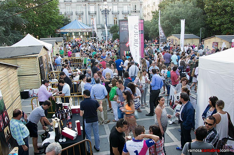 Plaza Mayor de Ampuero con el mercado sabatino y puestos para el hogar.