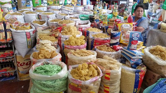 Vista general de un mercadillo semanal tradicional en un pueblo de Cantabria, puestos de fruta y verdura por la mañana.
