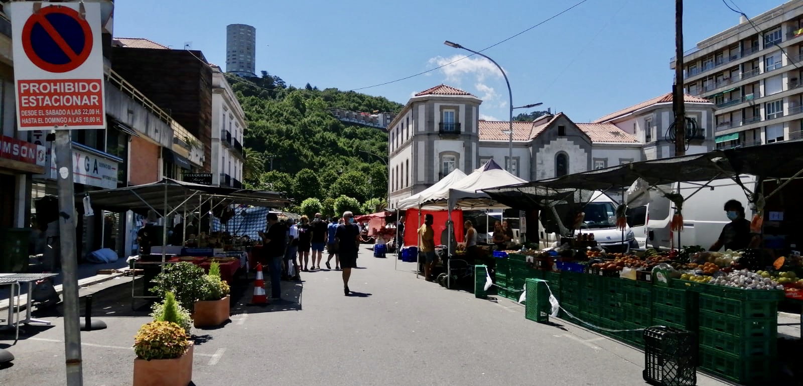 Mercadillo de Laredo en la Avenida de España, ambiente de domingo por la mañana.