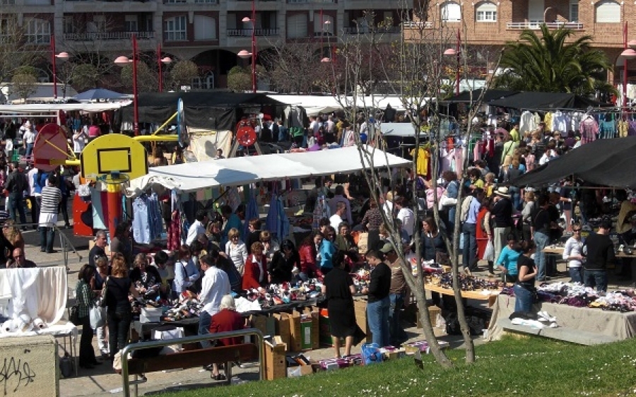 Mercadillo de Castro-Urdiales en la calle Leonardo Rucabado, puestos de alimentación y textil.