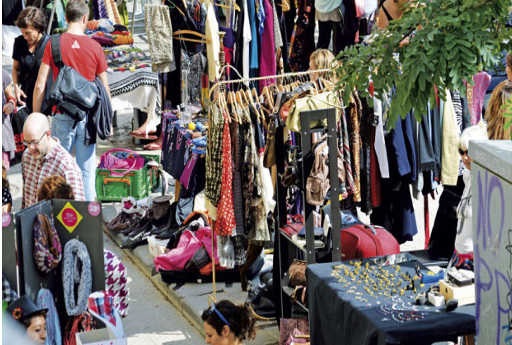 Plaza del pueblo de Meruelo con puestos de mercado montados, luz de mañana.