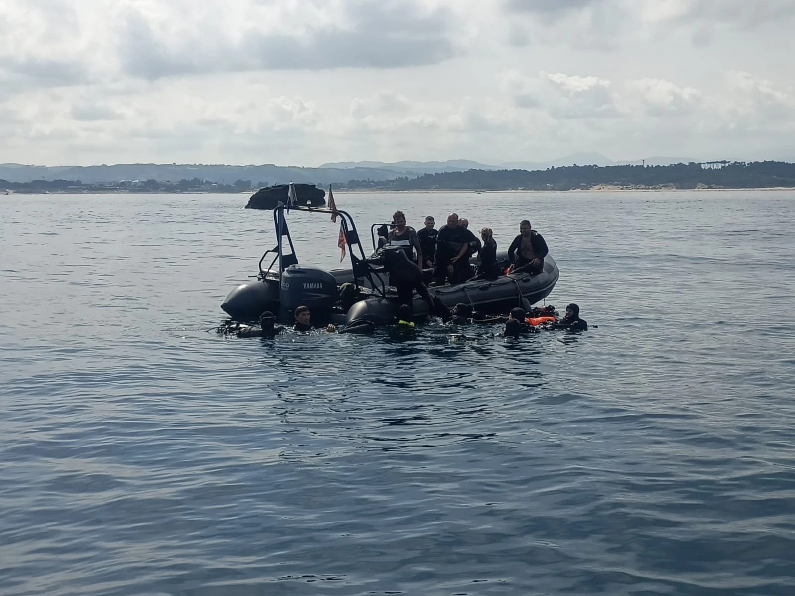 Fachada o embarcación de Acquatur en el Puerto Deportivo de Raos, Camargo