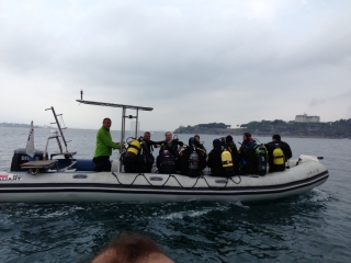 Barco de Buceo Pedreña navegando hacia la Isla de Mouro, en la bahía de Santander