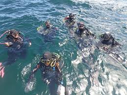 Grupo de buceo preparando el equipo en la rampa de San Guillén, Paseo Marítimo de Castro-Urdiales