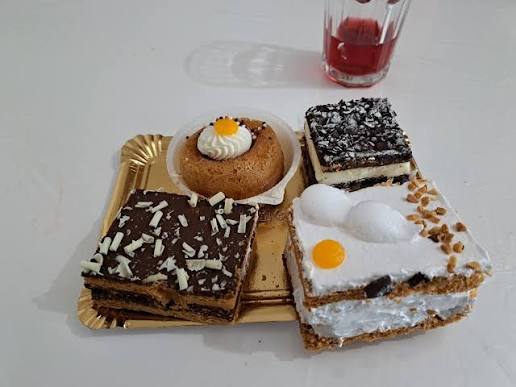 Mostrador y escaparate de bollería de Panadería Jelu en Noja, sobaos y quesada a la vista