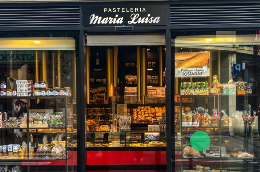 Escaparate de Pastelería María Luisa en la plaza de San Antonio de Santoña