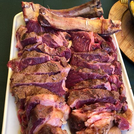 Chuletón de vaca gallega madurada servido en mesa, Asador El Escondrijo, Santander